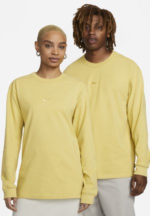 Nike Sportswear SPORTSWEAR PREMIUM ESSENTIALS - Bluză cu mânecă lungă - saturn gold