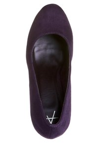 Ballerine plate en suède violet avec bout arrondi et semelle intérieure noire affichant un logo blanc partiel près du talon.