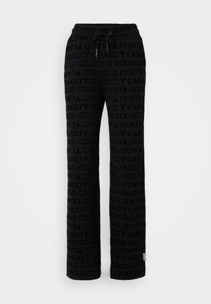 Fekete melegítőnadrág ismétlődő logó mintával, rugalmas derékpánttal és zsinórral, laza szabással a kényelem érdekében.