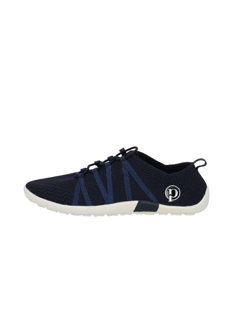 Scarpa sportiva blu marina con tomaia in maglia testurizzata, cinturini elastici, suola bianca e accento con logo sul lato. Design leggero e flessibile.
