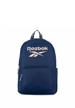 Mørkeblå Reebok-rygsæk med lynlåslomme foran og top-håndtag, med Reebok-logo i lyse beige foran.