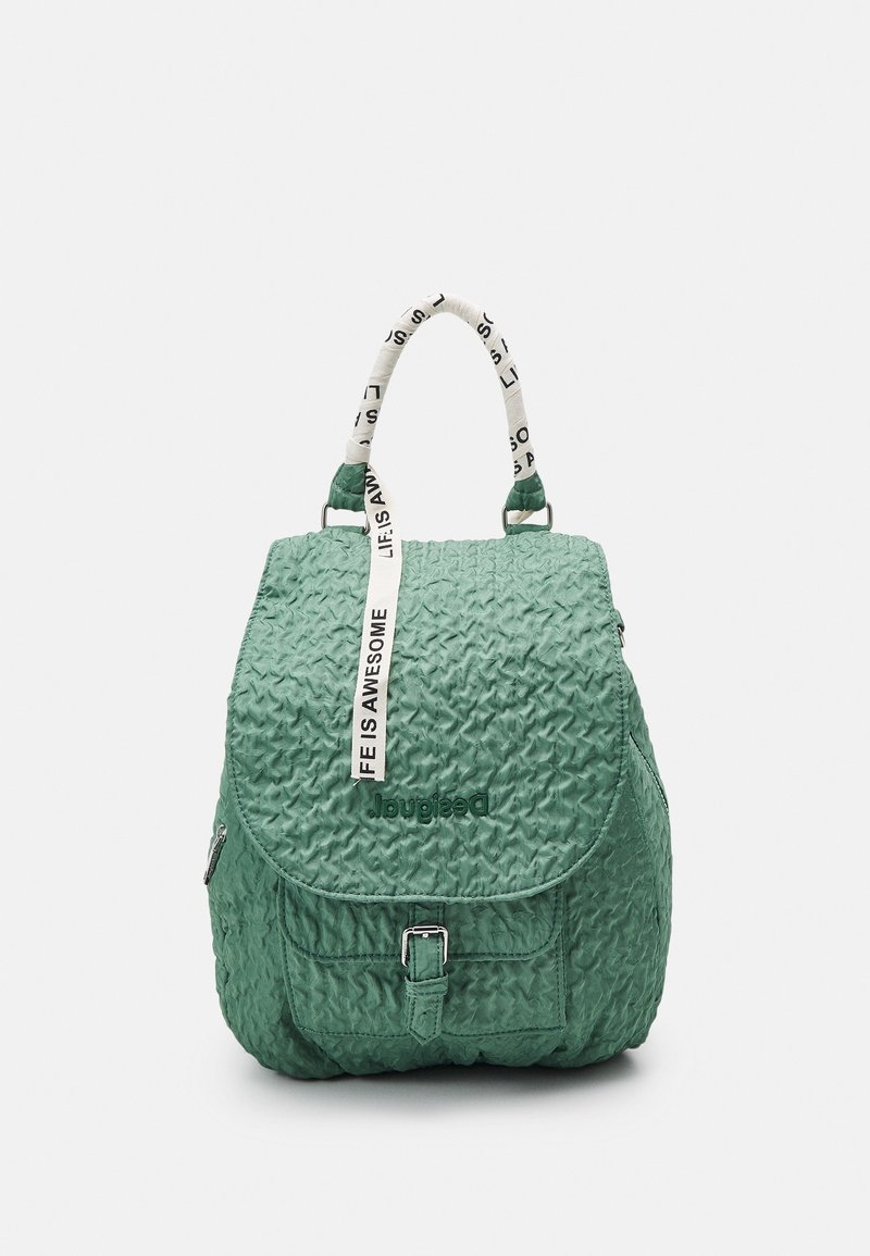 Sac à dos vert texturé avec poche avant à boucle et sangle blanche imprimée du texte "LIFE IS AWESOME".