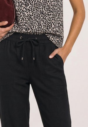 Street One, STRAIGHT LEG HOSE IM CASUAL FIT MIT TURN-UP - Pantalon classique - black
