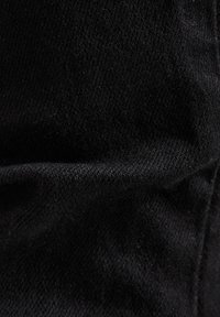 Sort tekstilstof med en glat, let struktureret overflade; har en fin vævning og ensartet farve hele vejen igennem, uden synlige mønstre eller accenter.