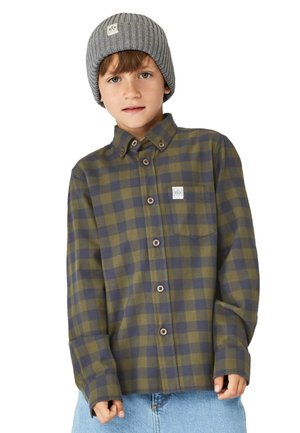 Grøn og marineblå ternet flannel skjorte med reverskrave, brune knapper og en venstre brystlomme. Sammen med en grå ribbet hue.