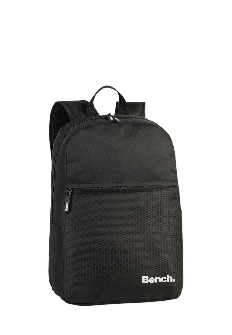 Schwarzer Rucksack mit glatter Textur, ausgestattet mit einem Wabenmuster auf der Fronttasche, zwei verstellbaren Tragegurten und einem Reißverschluss-Hauptfach.