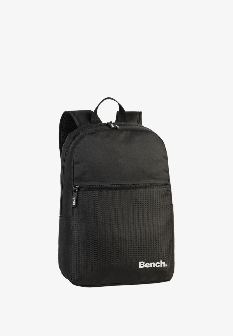 Schwarzer Rucksack mit glatter Textur, ausgestattet mit einem Wabenmuster auf der Fronttasche, zwei verstellbaren Tragegurten und einem Reißverschluss-Hauptfach.