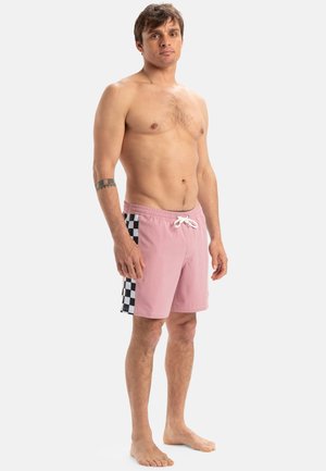 Shorts de bain roses avec des panneaux latéraux en damier noir et blanc. Taille élastique avec cordon de serrage. Tissu léger et respirant.