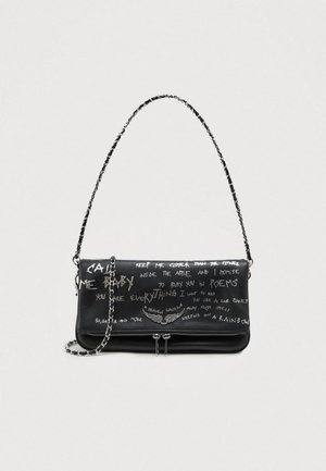 Sac en cuir noir à bandoulière avec une chaîne argentée, texte manuscrit blanc et un petit emblème ailé sur le rabat avant.