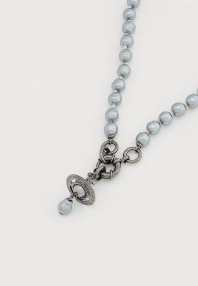 Sivý perlový náhrdelník s lesklými okrúhlymi korálkami, vybavený kovovou sponou s akcentným príveskom a rytými detailmi na kovaniach.