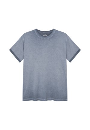 Eenvoudig lichtblauw T-shirt met korte mouwen en donkerblauwe bies aan de mouwzomen en een ronde halslijn.