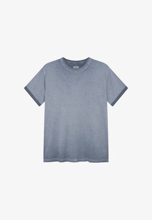 Camiseta lisa de color azul claro de manga corta con ribete azul más oscuro en los bordes de las mangas y cuello redondo.