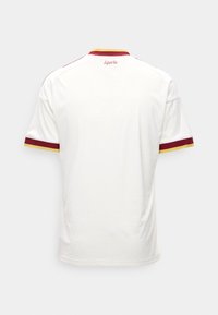 Wit shirt met korte mouwen met rood-gele gestreepte manchetten en kraag, rode tekst "España" op de bovenkant van de achterkant van de kraag.