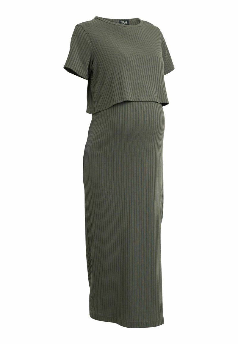 Robe de maternité côtelée vert olive avec des manches courtes, une couche supérieure ample et courte, et une jupe longue ajustée, mettant en valeur une texture verticale.
