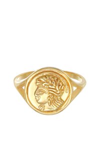 Anillo de oro con un diseño de moneda circular que presenta un perfil detallado, banda lisa y acabado pulido.