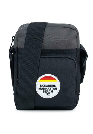 Bolso cruzado negro con parte superior gris, hecho de tela duradera. Presenta un bolsillo frontal con un logotipo redondo y una correa ajustable.