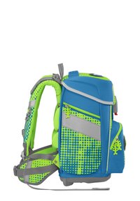 Sac à dos bleu et vert lime avec une surface texturée, des bretelles rembourrées, des accents réfléchissants et un motif à pois. Comprend plusieurs compartiments et fermetures éclair.