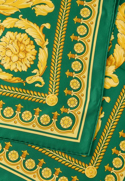 Eșarfă verde de mătase cu modele complicate de flori și frunze galbene, margini cu elemente circulare și accente decorative. Textură netedă.