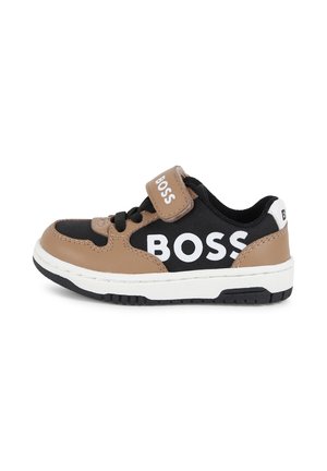 Baskets noires et marron avec un logo "BOSS" blanc, dotées d'une bande velcro, de lacets, d'une semelle en caoutchouc et de textures contrastées entre les matériaux.
