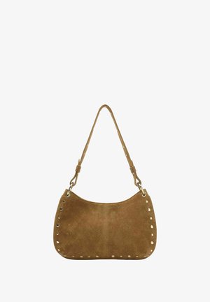 Bruine suède schoudertas met een gebogen vorm, voorzien van metalen studs langs de rand en een enkele verstelbare band. Over het algemeen een gladde textuur.