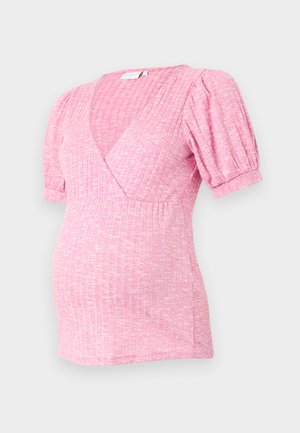 Hea roosa rasedusbluus, millel on ribakujundus, lühikesed puffvarrukad ja sügav V-kaelus. Mugav sobivus rasedatele.