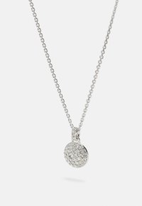 Hopeaketju, jossa on pyöreä riipus, joka on koristeltu useilla kirkkailla rhinestone-kivillä, roikkuu herkällä ketjulla.