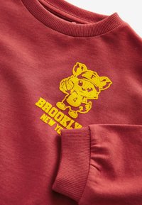 Next VARSITY   czerwony