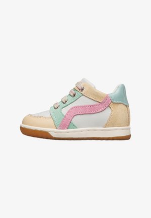 Scarpa da ginnastica bassa per bambini con pannelli beige, verde menta, rosa e bianco, lacci beige e suola in gomma color gomma.