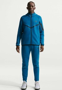 Niewybrane, court blue black