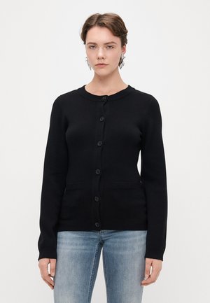 Musta pitkähihaisen neuletakin, joka on valmistettu pehmeästä materiaalista, pyöreä pääntie, nappikiinnitys ja kaksi etutaskua, joissa on ribbikuvio.