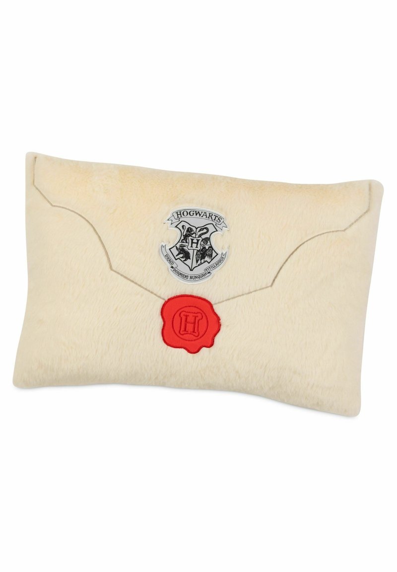 Cuscino in pile color crema a forma di busta con lo stemma di Hogwarts e un sigillo di cera rosso con una "H" sul davanti.