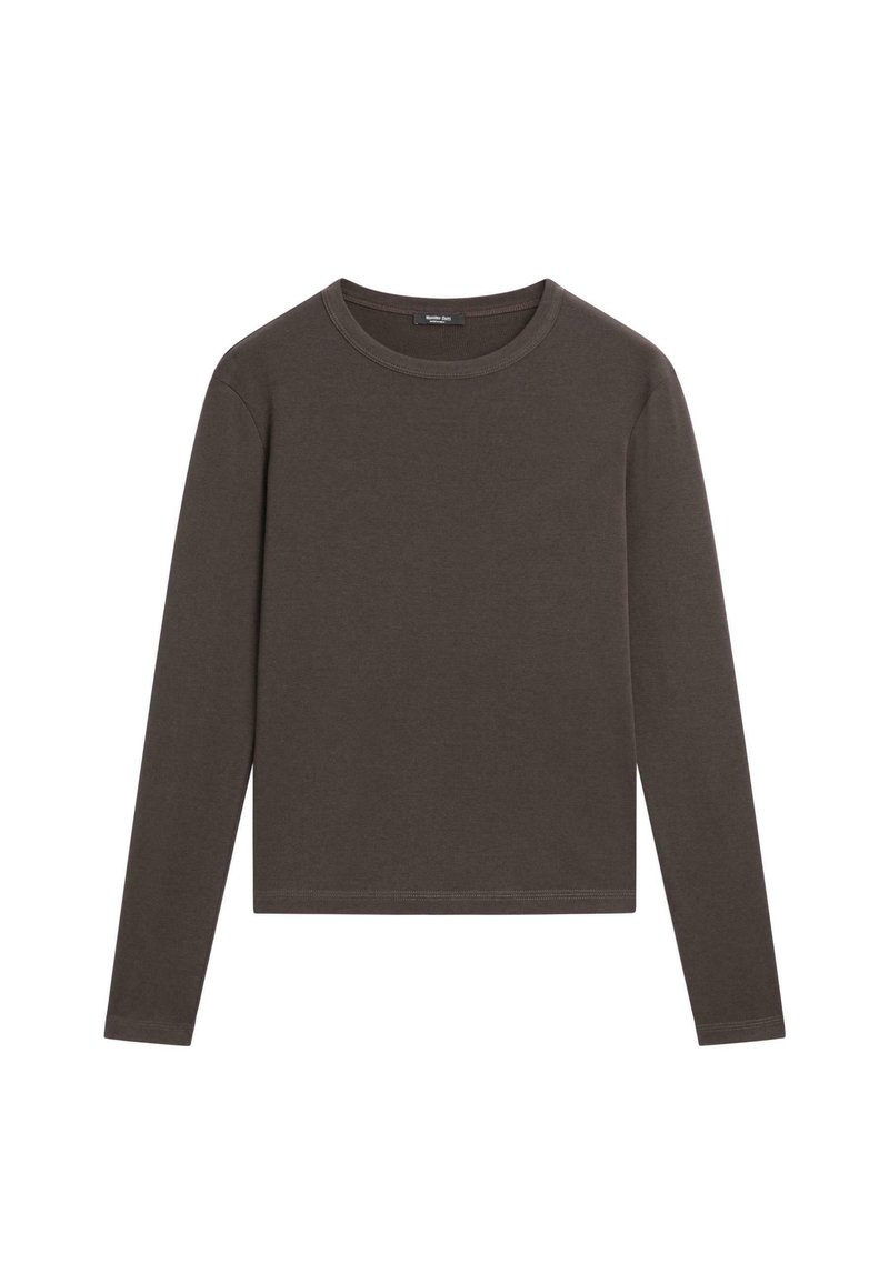 Bruine langwerpige blouse met lange mouwen, gemaakt van zachte stof, met een ronde hals en een rechte zoom. Eenvoudig ontwerp, zonder versieringen of patronen.