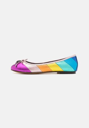 Chaussure de ballet plate avec des rayures métalliques arc-en-ciel allant du violet au bleu, avec un petit nœud et un emblème rond sur l’orteil.