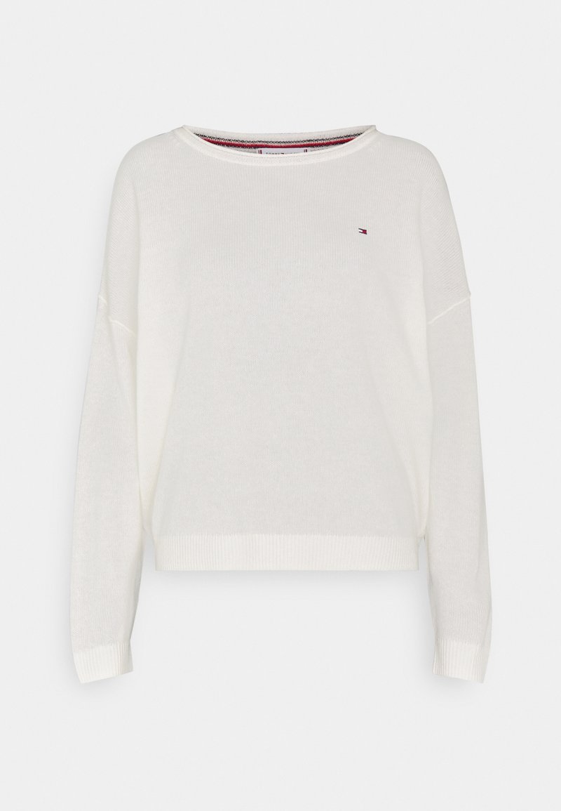 Pull blanc en maille avec un large col, des épaules tombantes, et des poignets et un ourlet côtelés. Dispose d'un petit logo sur la poitrine.