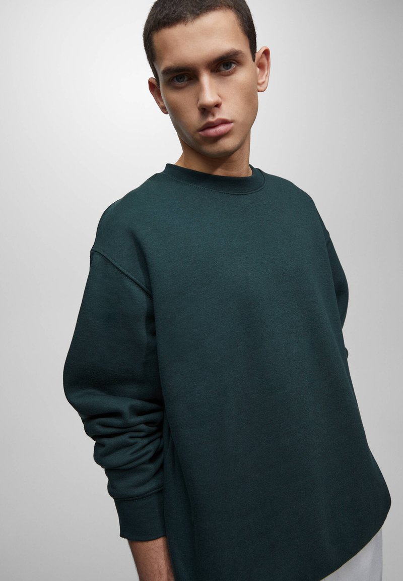 PULLu0026BEAR BASIC LONG SLEEVE ROUND NECK - Sweatshirt - dark green -  Zalando.de