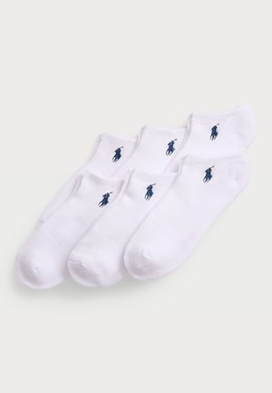 Chaussettes de cheville blanches en mélange de coton, arborant un petit logo polo brodé bleu sur le côté. Le paquet comprend plusieurs paires.
