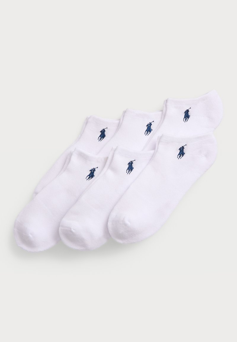 Calcetines tobilleros blancos fabricados en una mezcla de algodón, con un pequeño logotipo bordado de polo azul en el lado. El paquete incluye múltiples pares.