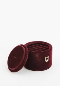 Rund smykkeskrin i bordeaux fløjl med gulddetalje. Inkluderer aftageligt låg og fem indvendige rum til organisering.