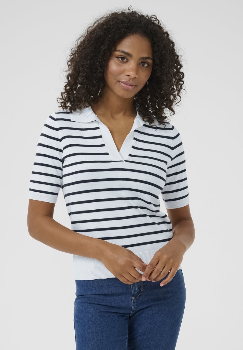 Ribaeritud kootud polo särk helesinises ja tumesinises, lühikeste varrukatega, V-kaelusega ja soonikkoes servaga. Sujuv tekstuur, casual sobivus.