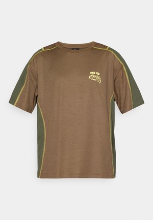 CUTOUT TRAINING  TEE - Sports T-shirt - green/brown