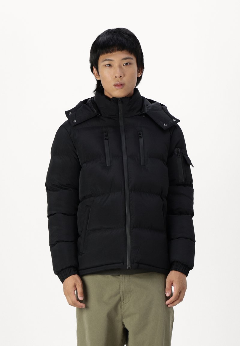 Schwarze Daunenjacke mit hohem Kragen, Reißverschluss vorne, zwei Brusttaschen und elastischen Bündchen, mit einer eleganten, gesteppten Textur.