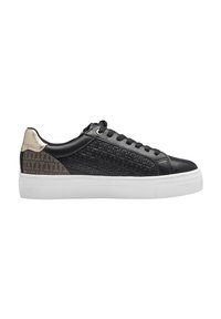 Sneaker nera in pelle con pannello laterale testurizzato, suola in gomma bianca e accento metallico oro sul tallone. Presenta lacci e occhielli neri.