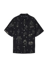 Μαύρο κοντομάνικο πουκάμισο με λευκά γραφικά σχέδια που περιλαμβάνουν κρανία και αστέρια. Διαθέτει γιακά με κουμπιά και τσέπη μπροστά.