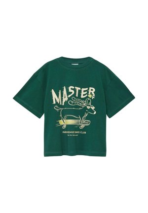 T-shirt vert à manches courtes avec un chien de dessin animé portant une casquette et des lunettes, chevauchant un skateboard, texte "MAÎTRE DE" et "Club de Tennis Park Avenue."