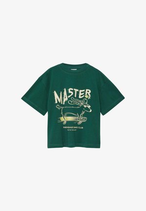 Zielona koszulka z krótkim rękawem z nadrukiem kreskówkowego psa w czapce i okularach na deskorolce, napis "MASTER OF" oraz "Park Avenue Tennis Club".