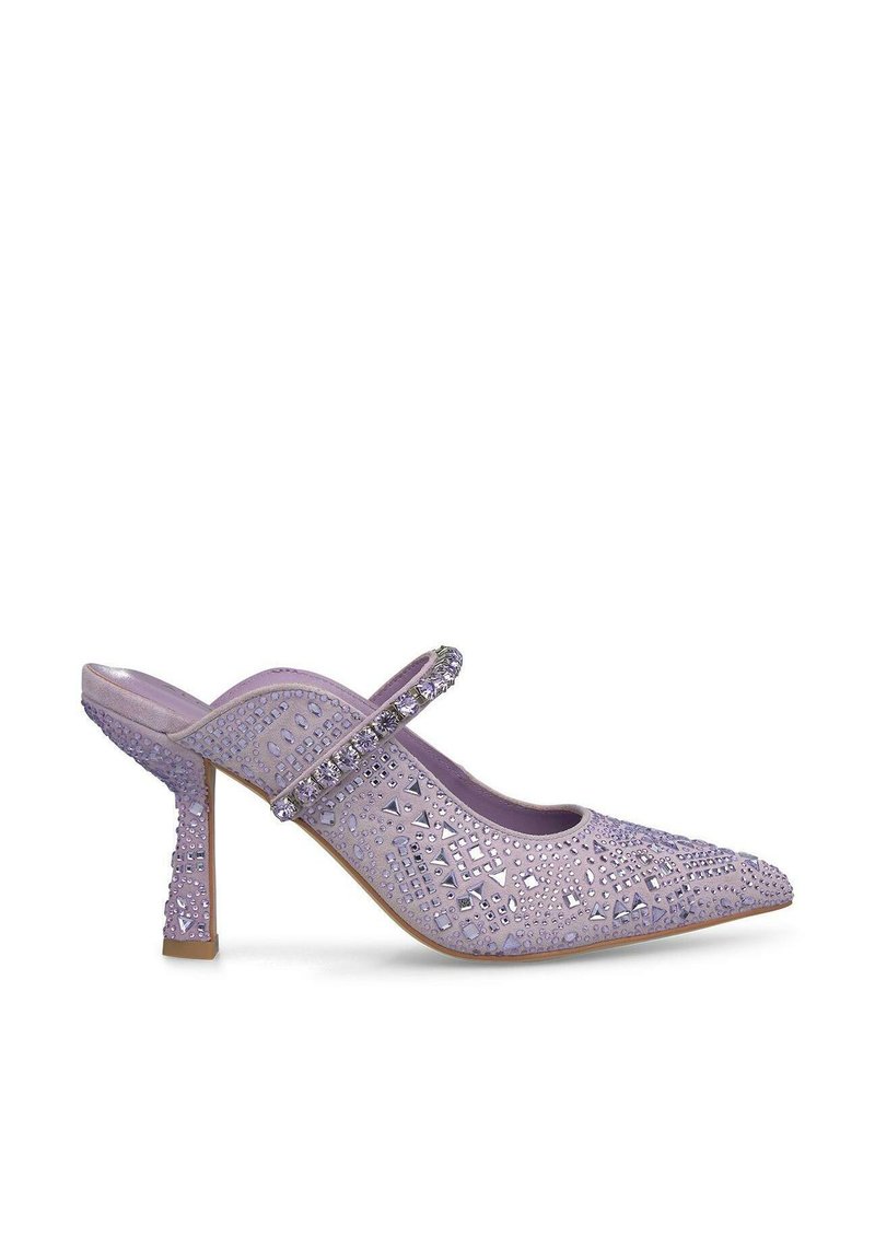 Tacco a punta lavanda con cinturino decorativo, adornato con strass e complessi motivi intagliati. Superficie texurizzata con tacco a stiletto.