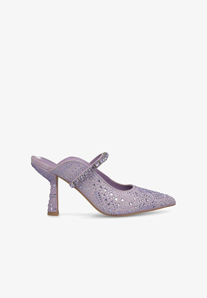 Tacco a punta lavanda con cinturino decorativo, adornato con strass e complessi motivi intagliati. Superficie texurizzata con tacco a stiletto.