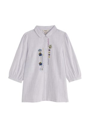 Camisa de rayas gris claro con cuello redondo, cierre de botones y mangas tres cuartos. Presenta un bordado floral colorido a lo largo del frente.