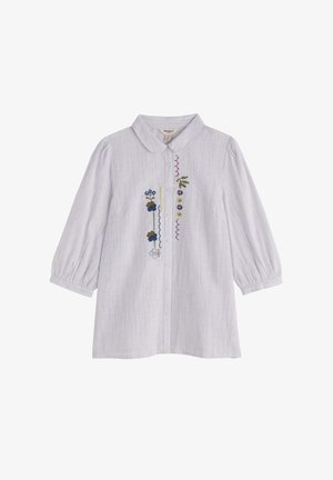 Camisa de rayas gris claro con cuello redondo, cierre de botones y mangas tres cuartos. Presenta un bordado floral colorido a lo largo del frente.