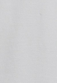 Biała tkanina płócienna, gładka tekstura, równomiernie tkany wzór, brak widocznych oznak lub akcentów, odpowiednia do różnych zastosowań.